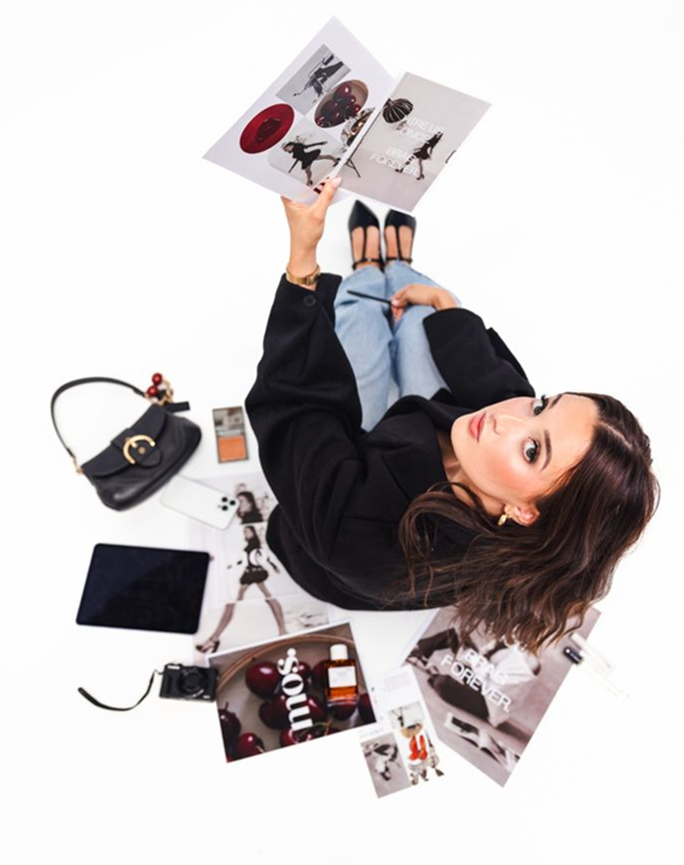 Sara liegend mit kreativen Objekten